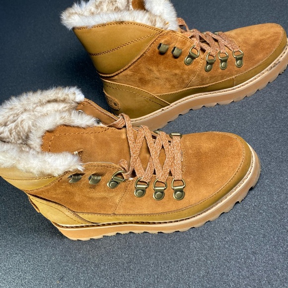 Roxy Tan Suede Winter Boots with Faux Fur - Picture 1 of 9